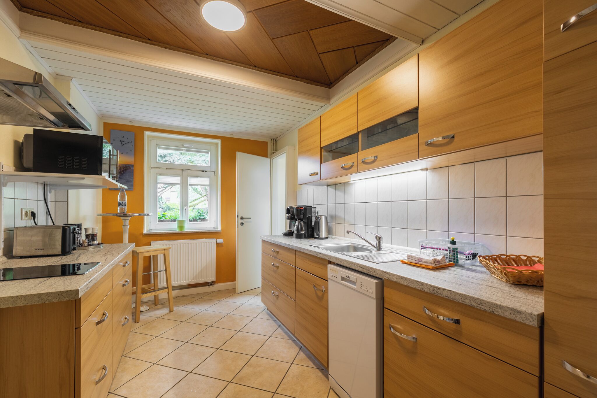 Réfrigérateur, four à micro-ondes, surface de cuisson, lave-vaisselle