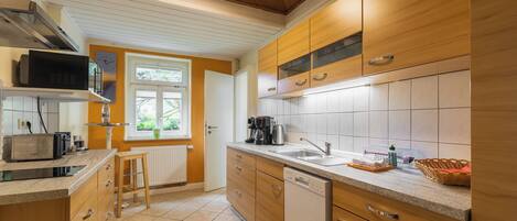 Kylskåp, mikrovågsugn, spishäll och diskmaskin