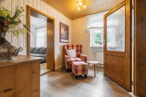 Smart-TV, DVD-spiller, bøker og stereoanlegg