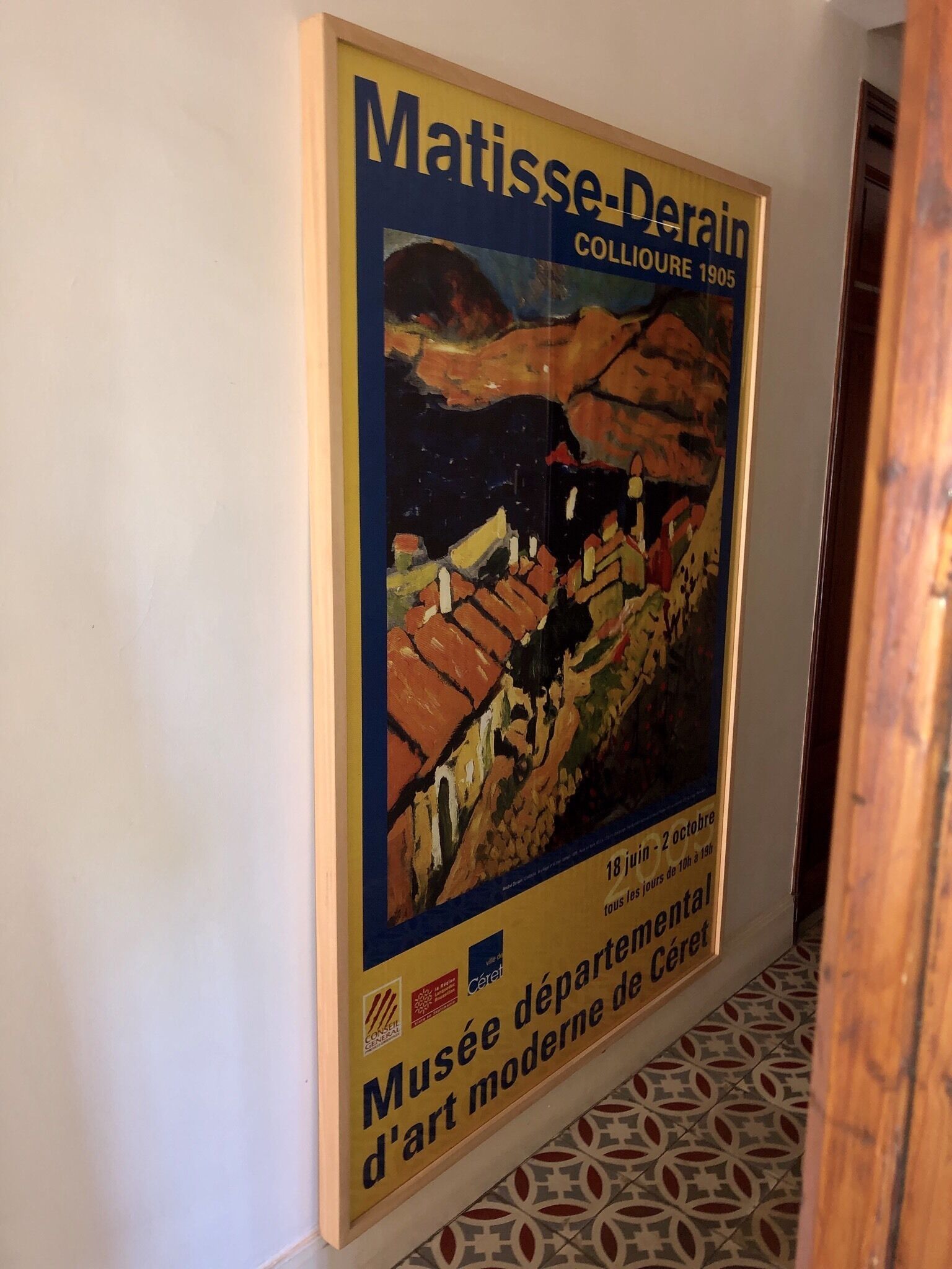 Póster enmarco de Matisse-Derain colgado en una pared.