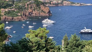 Une ville côtière avec des bâtiments construits sur une colline surplombant la mer.