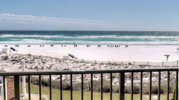 På stranden og solsenger