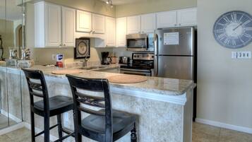 Kjøleskap, mikrobølgeovn, ovn og kokeplater