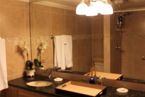 Séchoir à cheveux, serviettes fournies, papier de toilette