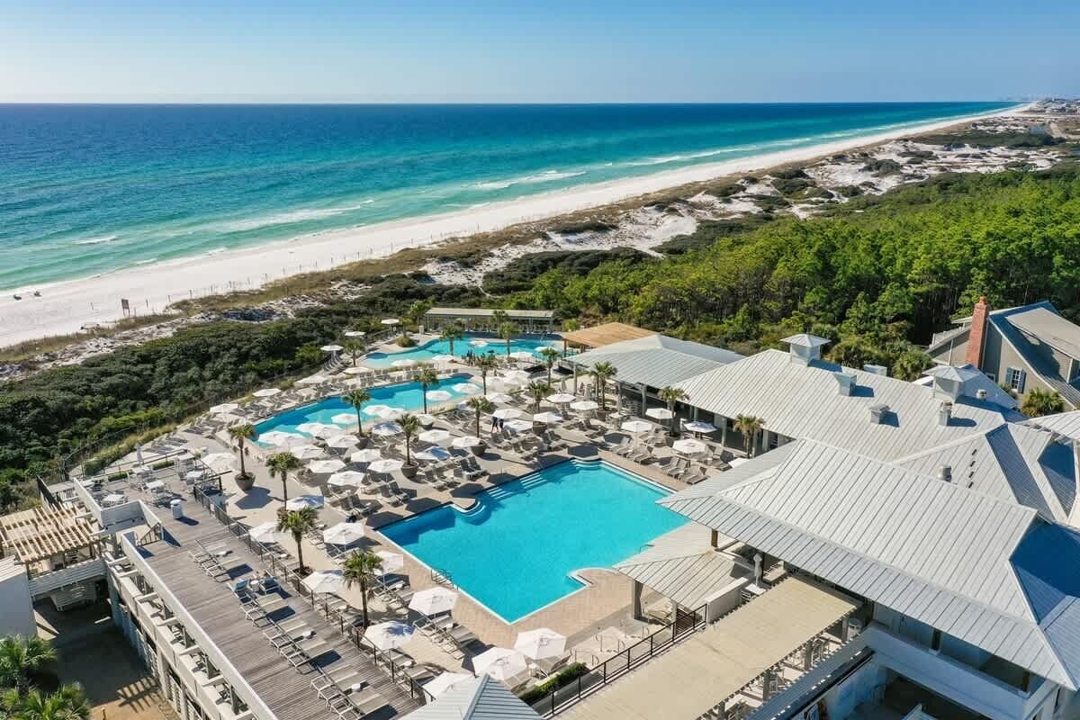 Ein Resort mit großem Pool, Zugang zum Strand und Meerblick.