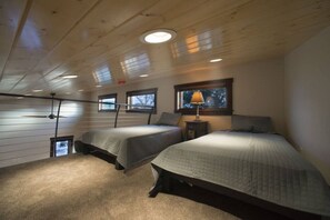 1 chambre, bureau, fer et planche à repasser, lit de bébé portatif