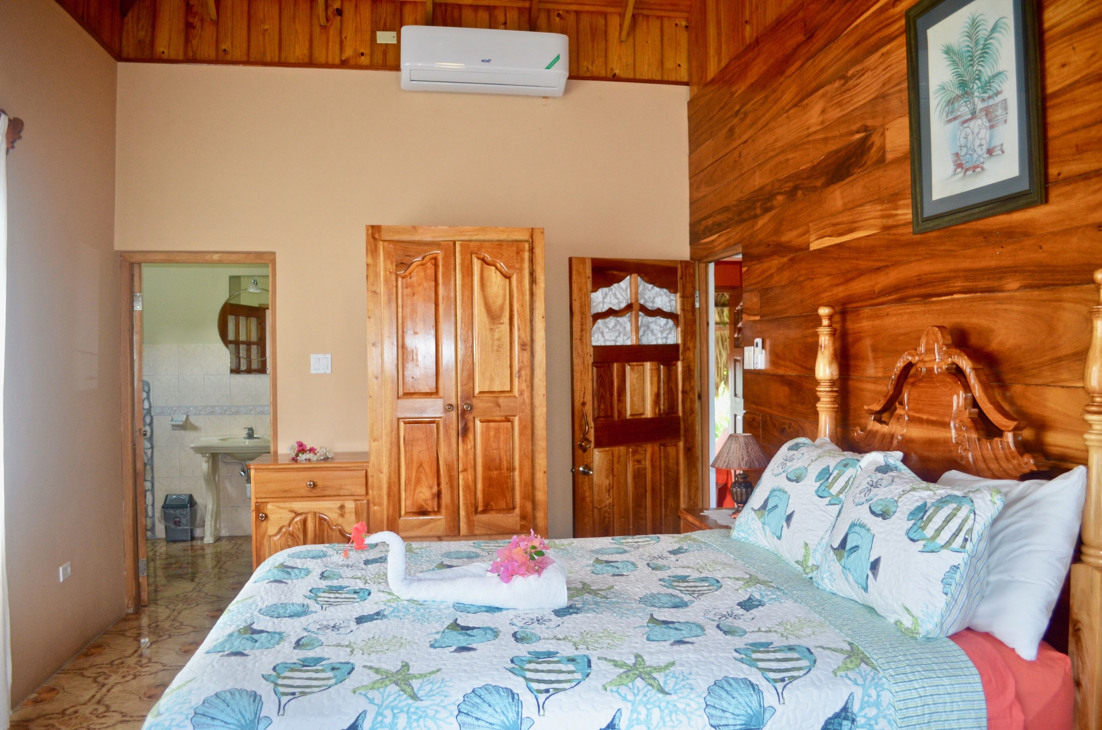6 bedrooms, iron/ironing board, WiFi, bed sheets