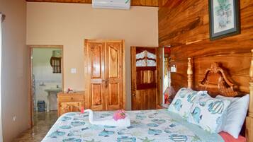 6 bedrooms, iron/ironing board, WiFi, bed sheets