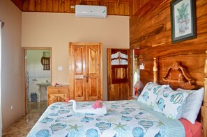 6 bedrooms, iron/ironing board, WiFi, bed sheets