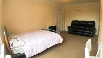 3 bedrooms, desk, free WiFi, bed sheets