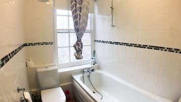 Basic Apartment, Multiple Beds, Non Smoking | Bathroom | Slippers, towels