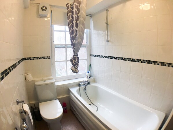 Basic Apartment, Multiple Beds, Non Smoking | Bathroom