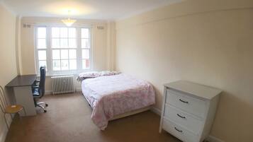 3 bedrooms, desk, free WiFi, bed sheets