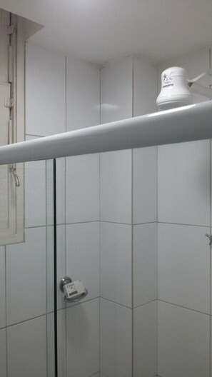 Studio, plusieurs lits, fumeur | Douche de la salle de bain