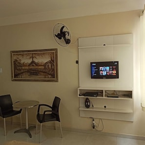 Iron/ironing board, free WiFi, bed sheets, wheelchair access - Apartamento Estudio na Pitangueiras (Guarujá)