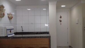 Frigorífico, microondas, placa de cocina y cafetera o tetera