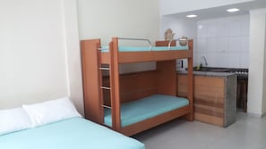 Estudio básico, varias camas, fumadores | Tabla de planchar con plancha, wifi gratis, ropa de cama