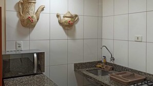 Kaffetrakter/tekoker, kjøleskap, mikrobølgeovn og kokeplater