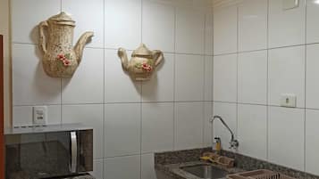 Réfrigérateur, micro-ondes, plaque de cuisson, cafetière/bouilloire