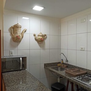 Fridge, microwave, stovetop, coffee/tea maker - Apartamento Estudio na Pitangueiras (Guarujá)