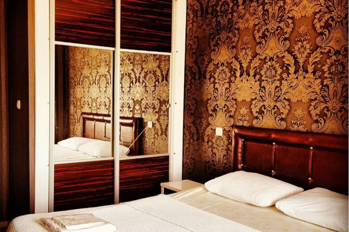 Coffre-fort, décor unique, bureau, fer et planche à repasser