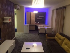 Dúplex, Terraza | Área de sala de estar | Televisión LCD