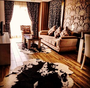 Dúplex, Terraza | Área de sala de estar | Televisión LCD