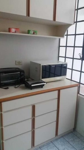 Refrigerador, microondas, horno, utensilios de cocina