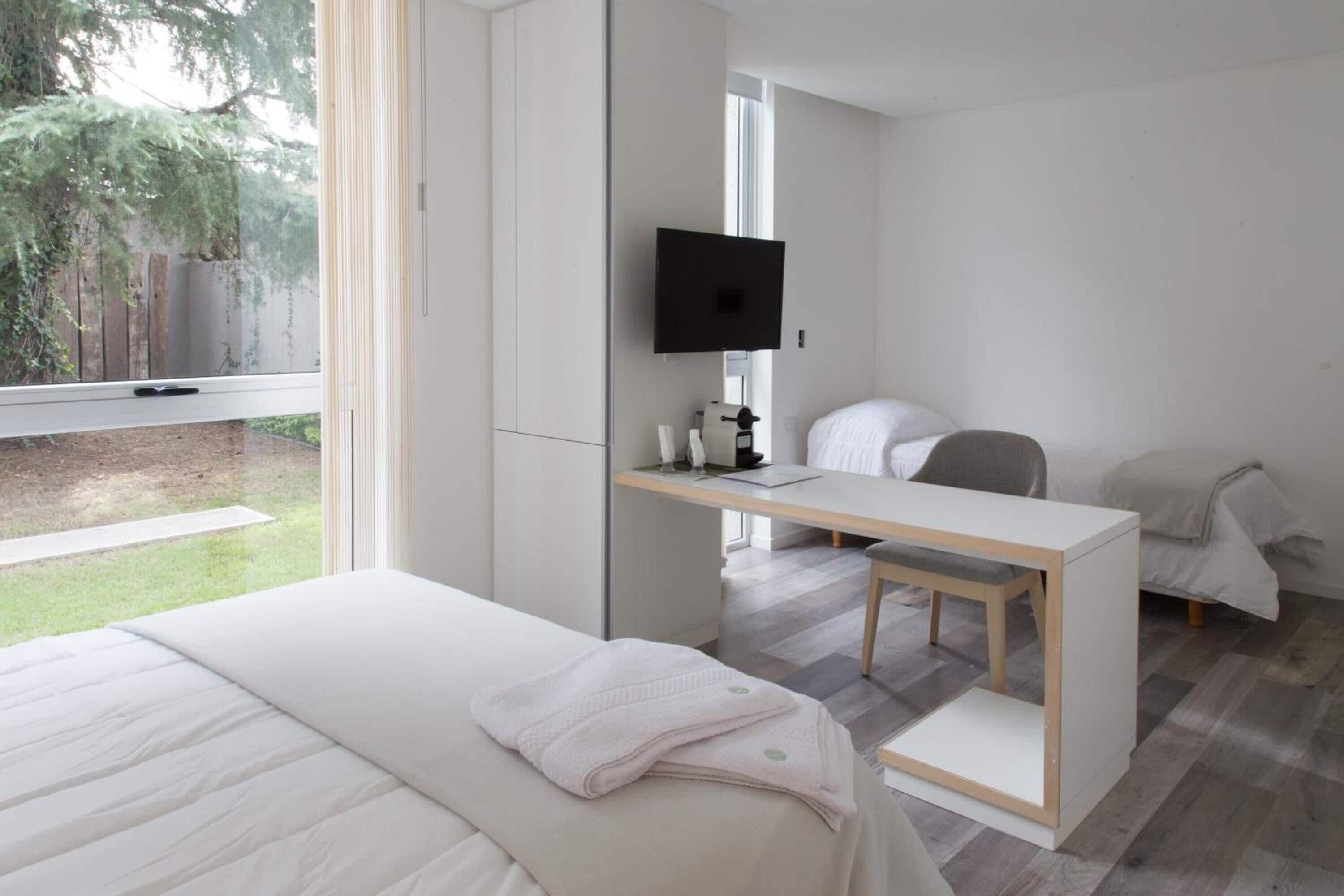 Frigobar, cofres nos quartos, cortinas blackout, Wi-Fi de cortesia