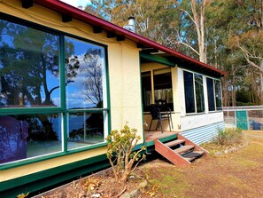 Familien-Ferienhaus, 2 Schlafzimmer (Cottage 12) | Schreibtisch, Bettwäsche