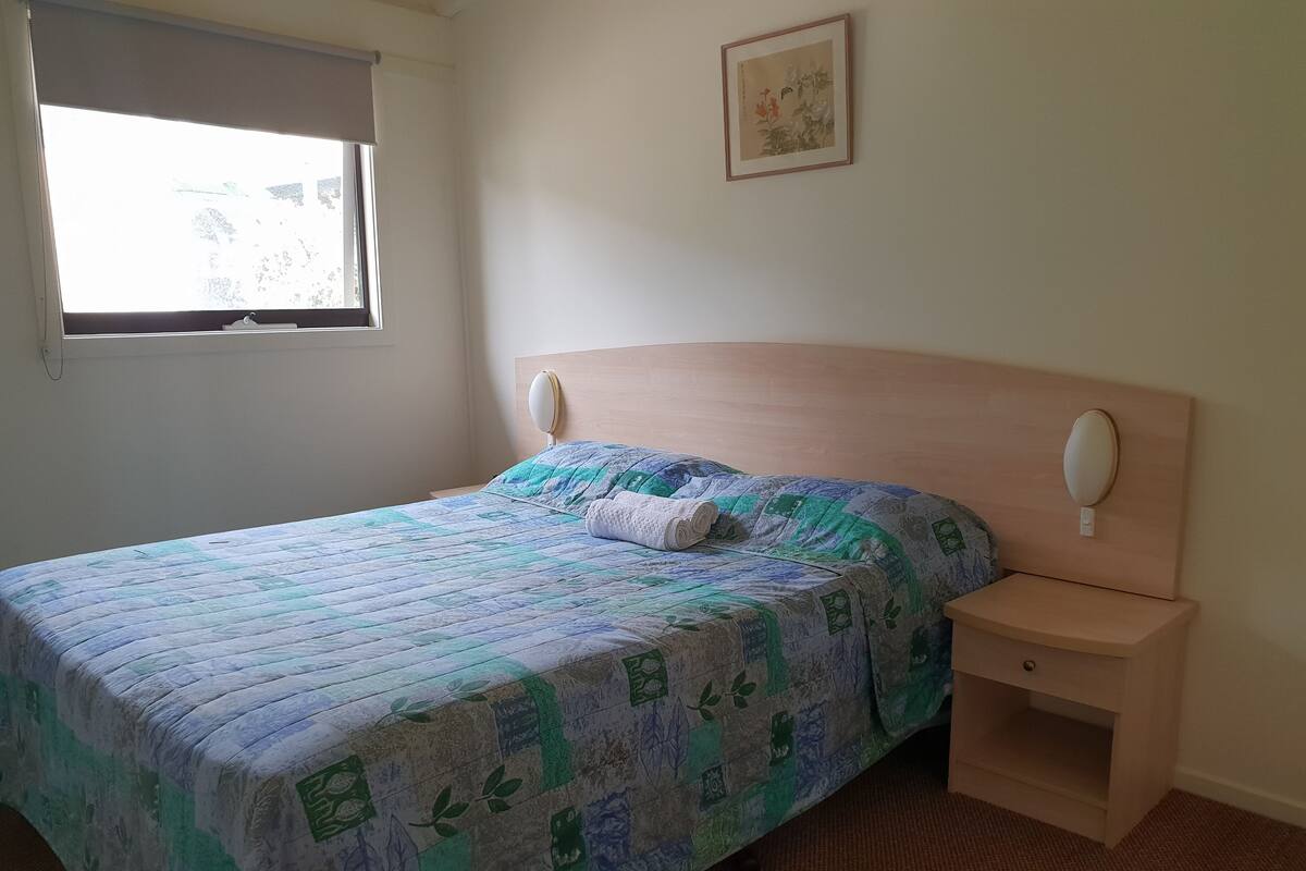 Deluxe-Ferienhaus, 2 Schlafzimmer, Seeblick (Cottages 8, 9, 10) | Schreibtisch, Bettwäsche