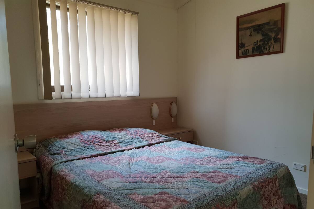 Deluxe-Ferienhaus, 2 Schlafzimmer (Cottages 6, 7) | Schreibtisch, Bettwäsche