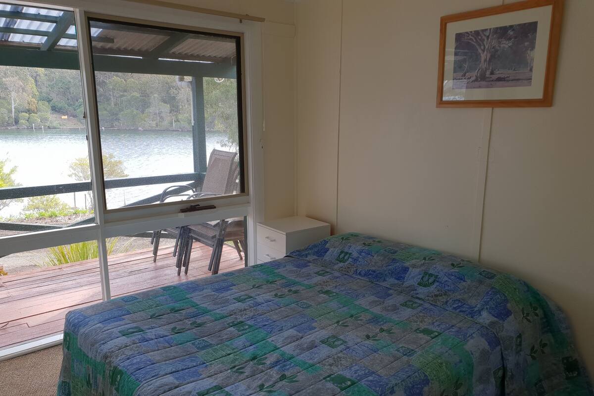 Familien-Ferienhaus, 2 Schlafzimmer (Cottage 11) | Schreibtisch, Bettwäsche