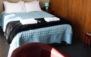 Standard Studio | Egyptian cotton sheets, memory-foam beds, individually furnished, desk - Paeroa Motel (Paeroa)