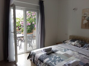 6 bedrooms, iron/ironing board, WiFi, bed sheets