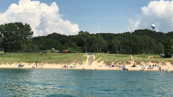 Aan het strand, ligstoelen aan het strand, strandlakens