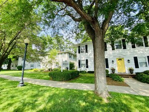 Exterior - CHAINFERRY, PARK & WATER VIEW ♥️of DOWNTOWN w SEASONAL WATERFRONT POOL-HOT TUB (Saugatuck)