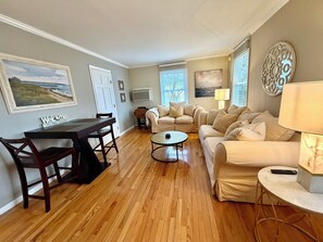 Smart TV - CHAINFERRY, PARK & WATER VIEW ♥️of DOWNTOWN w SEASONAL WATERFRONT POOL-HOT TUB (Saugatuck)