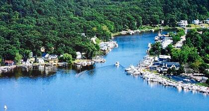 CHAINFERRY, PARK & WATER VIEW ♥️of DOWNTOWN w SEASONAL WATERFRONT POOL-HOT TUB