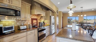 Mountain Views, Backyard Trail Access, 3 King Beds