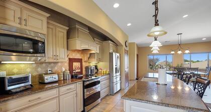 Mountain Views, Backyard Trail Access, 3 King Beds