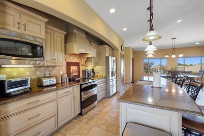 Mountain Views, Backyard Trail Access, 3 King Beds