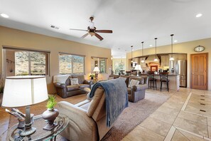 Téléviseur connecté, foyer, jeux vidéo, lecteur de DVD