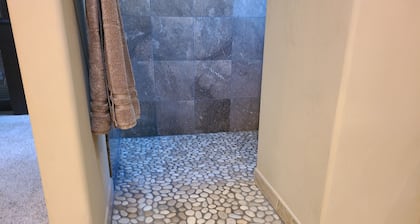 Mountain Views, Backyard Trail Access, 3 King Beds