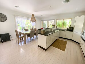 Fridge, microwave, oven, stovetop - Nobbys Beach Retreat (Port Macquarie)