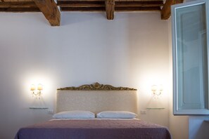 2 bedrooms, desk, iron/ironing board, travel cot - Apartment Via Fillungo Lucca Historical Center Walls (Lucca)