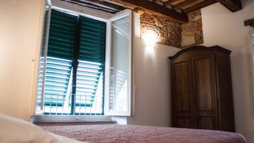 2 chambres, bureau, fer et planche Ă repasser, lit parapluie