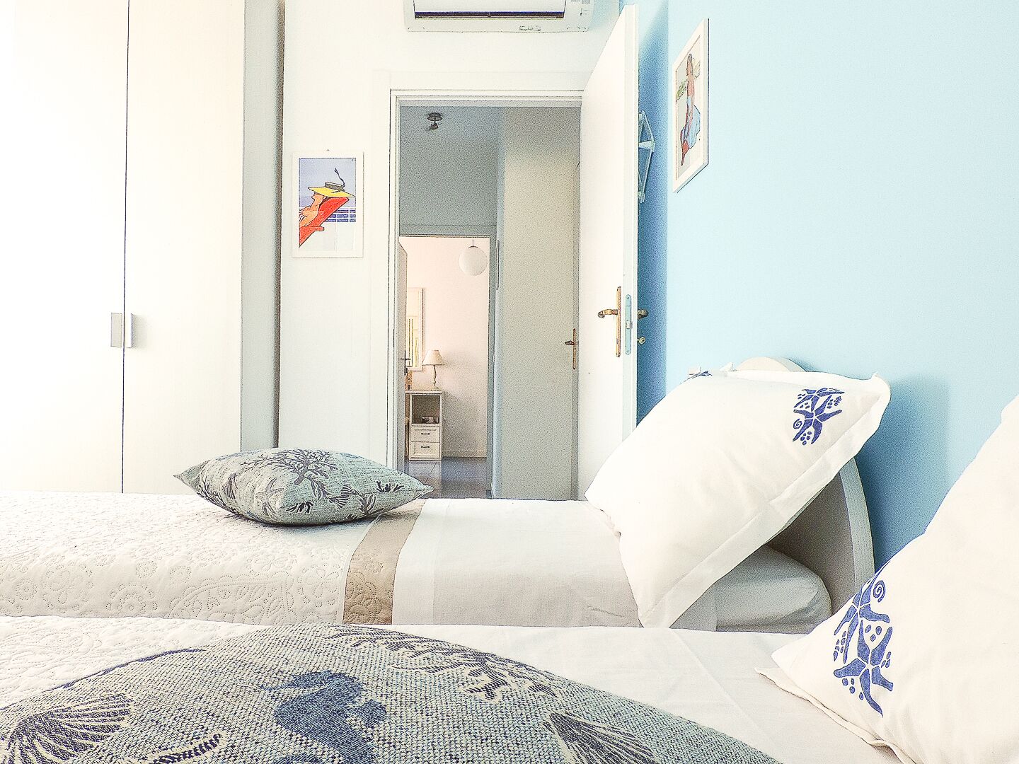 2 chambres, coffres-forts dans les chambres, bureau