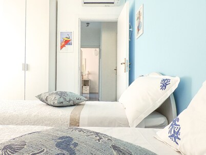 Nice,bright,with view of canal and Roman bridge,free parking-wifi-A/C 