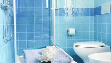 Douche, sĂšche-cheveux, bidet, serviettes fournies